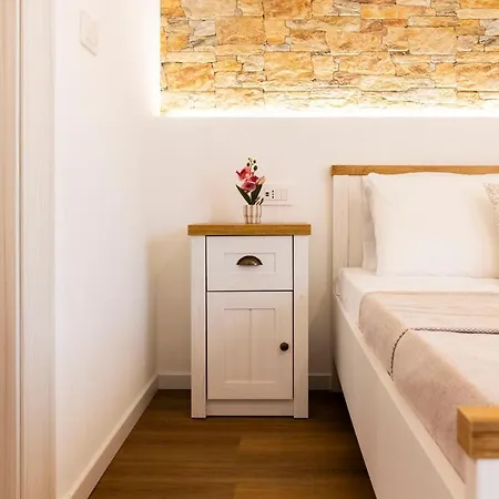 Stone Sail Apartment *